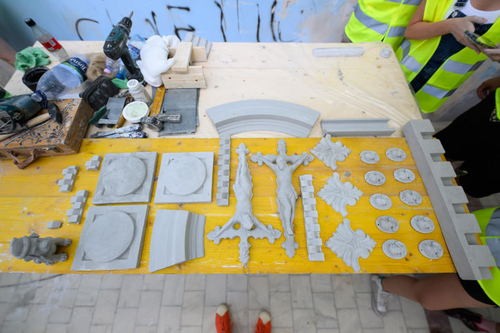 Working with plaster and wood: unique workshops with community impact